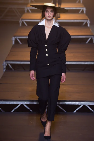 Look 16